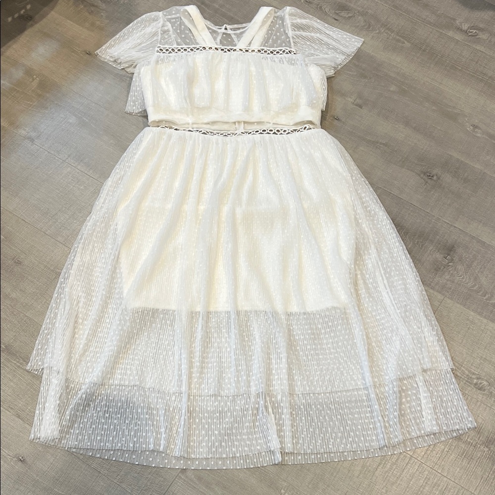 Chic White Midi Dress with Lace Details - Picture 3 of 9